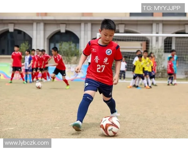 男孩与足球明星亲密合照展现梦想与偶像的美好瞬间